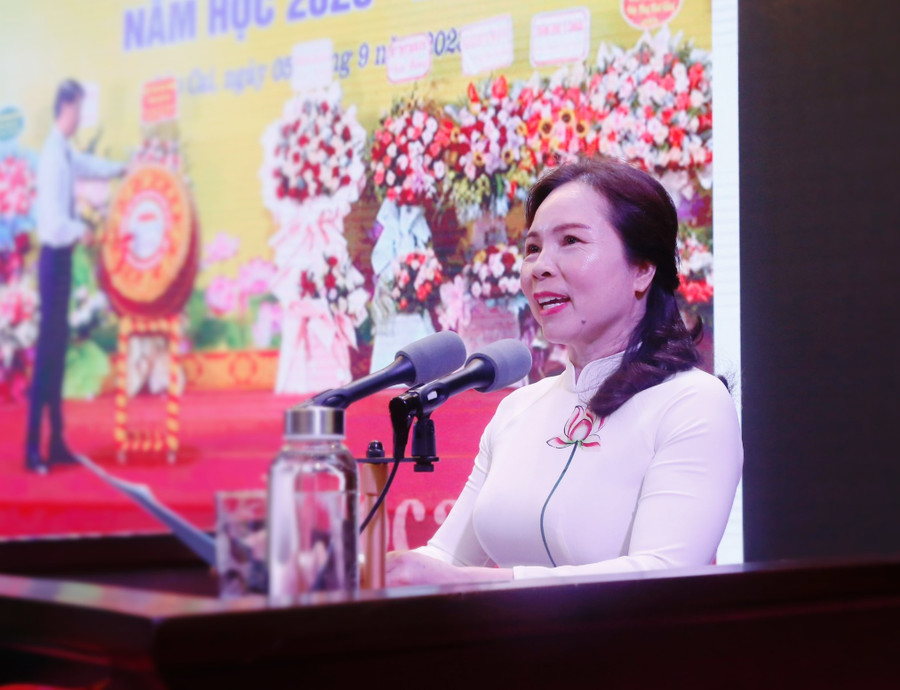 Bà Dương Bích Nguyệt, Giám đốc Sở GD&ĐT Lào Cai phát biểu tại buổi lễ. Bà Dương Bích Nguyệt, Giám đốc Sở GD&ĐT Lào Cai phát biểu tại buổi lễ.