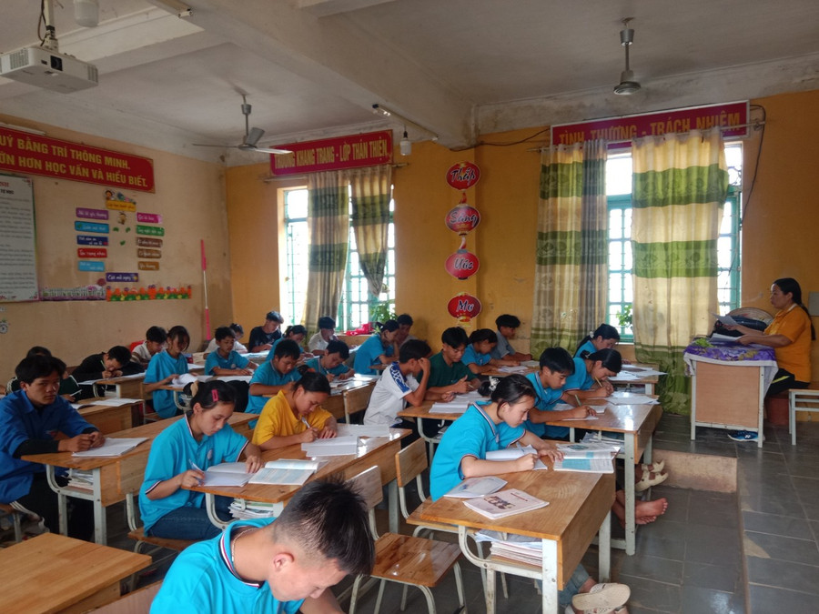 Cô trò trường PTDTBT THCS Keo Lôm, huyện Điện Biên Đông tập trung ôn luyện. Cô trò trường PTDTBT THCS Keo Lôm, huyện Điện Biên Đông tập trung ôn luyện.