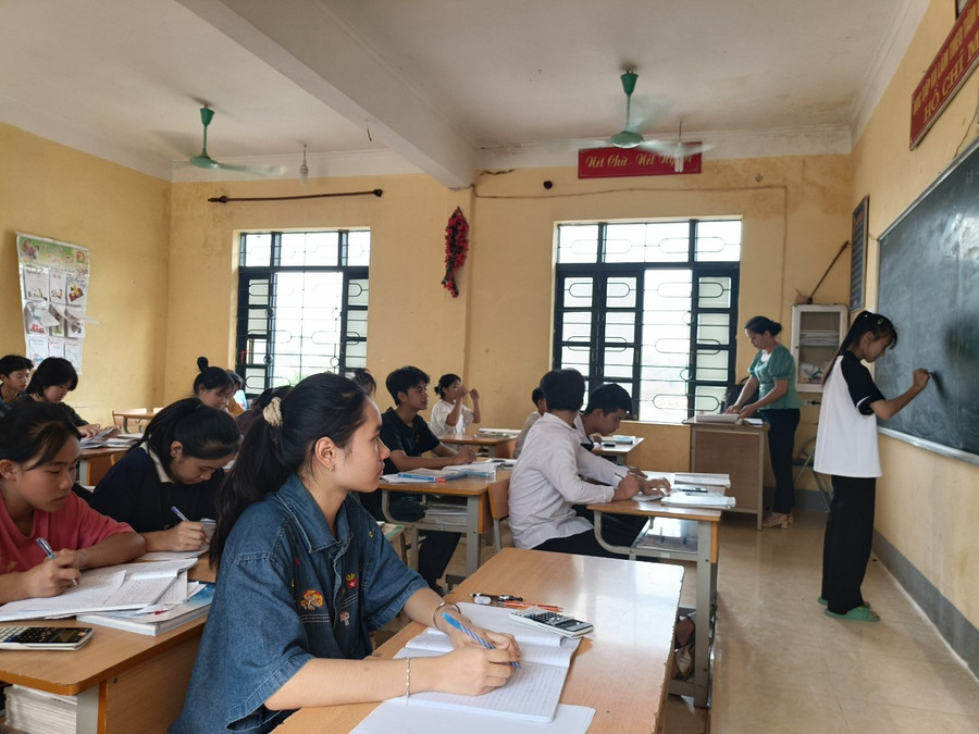 Trường THCS Núa Ngam, huyện Điện Biên tích cực ôn tập cho học sinh lớp 9. Trường THCS Núa Ngam, huyện Điện Biên tích cực ôn tập cho học sinh lớp 9.