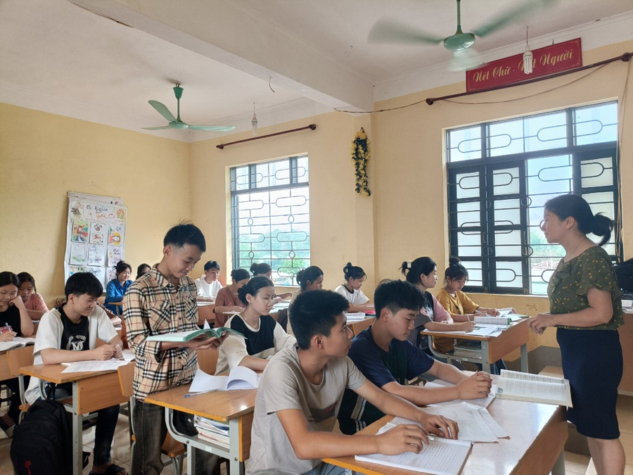 Cô trò trường THCS Núa Ngam, huyện Điện Biên.