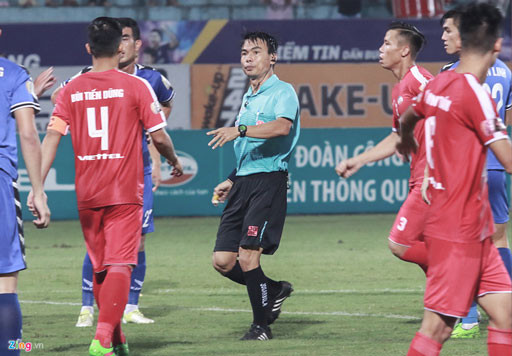 Trọng tài Trương Hồng Vũ mắc lỗi nghiêm trọng ở trận đấu giữa Becamex Bình Dương và Viettel Trọng tài Trương Hồng Vũ mắc lỗi nghiêm trọng ở trận đấu giữa Becamex Bình Dương và Viettel