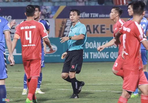 Trọng tài Trương Hồng Vũ mắc lỗi nghiêm trọng ở trận đấu giữa Becamex Bình Dương và Viettel Trọng tài Trương Hồng Vũ mắc lỗi nghiêm trọng ở trận đấu giữa Becamex Bình Dương và Viettel