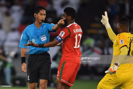 Trọng tài Mohammed Amirul Izwan Yaacob (Malaysia) bắt chính giai đoạn cuối cùng của V.League 2019.