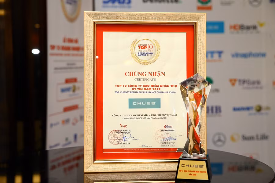 Chứng nhận TOP 10 công ty BHNT uy tín năm 2019 mà Chubb Life Việt Nam nhận được