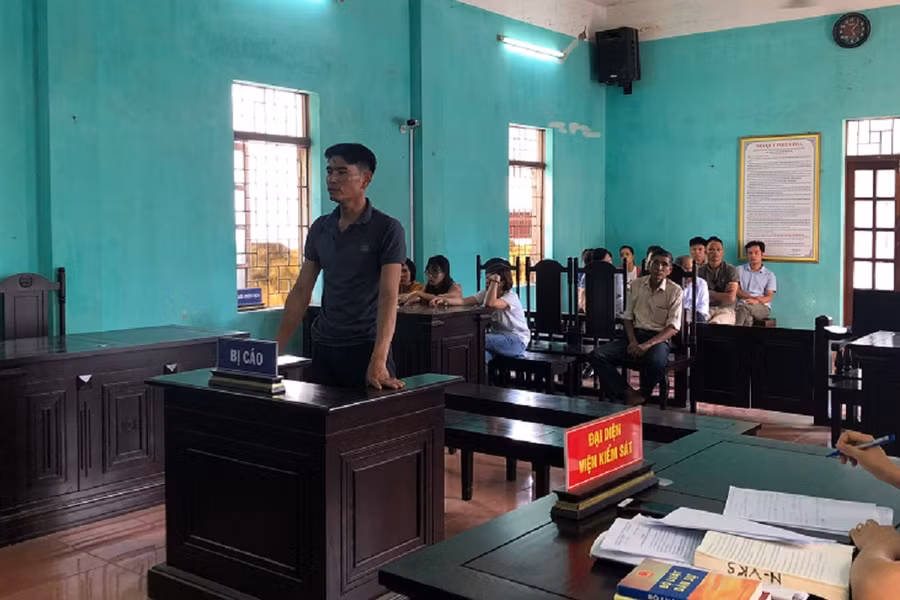 Đối tượng Nguyễn Tuấn Sơn tại phiên tòa ngày 17/9.