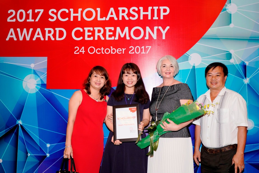 Một học sinh nhận học bổng chụp cùng bố mẹ và Hiệu trưởng RMIT Việt Nam