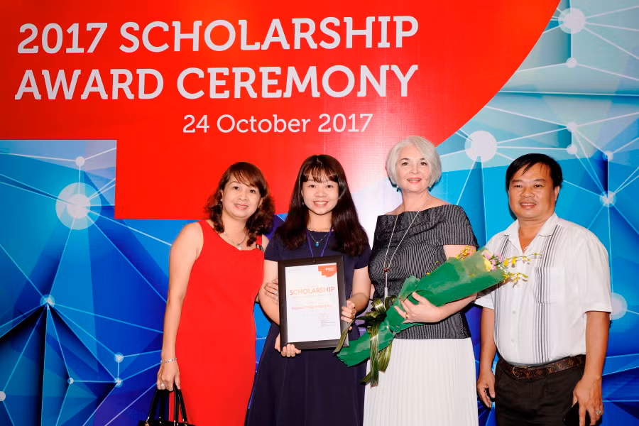 Một học sinh nhận học bổng chụp cùng bố mẹ và Hiệu trưởng RMIT Việt Nam