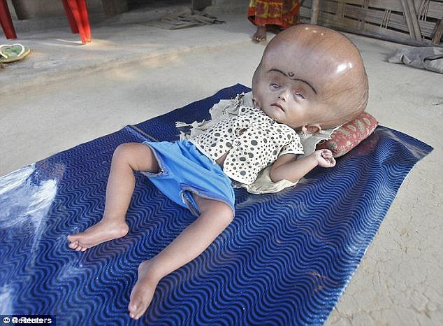 Cô bé người ngoài hành tinh được tìm thấy trong ngôi làng nghèo khó, 3 năm sau em đã thay đổi thần kỳ - Ảnh 1. Cô bé người ngoài hành tinh được tìm thấy trong ngôi làng nghèo khó, 3 năm sau em đã thay đổi thần kỳ - Ảnh 1.