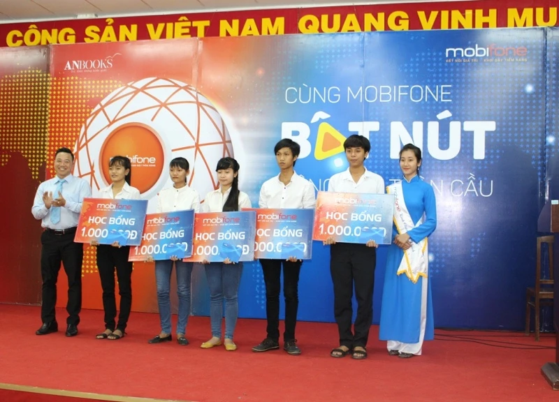  Ông Trần Tuấn Anh – Giám đốc MobiFone Trà Vinh tra học bổng cho sinh viên vượt khó tại Đại học Trà Vinh.