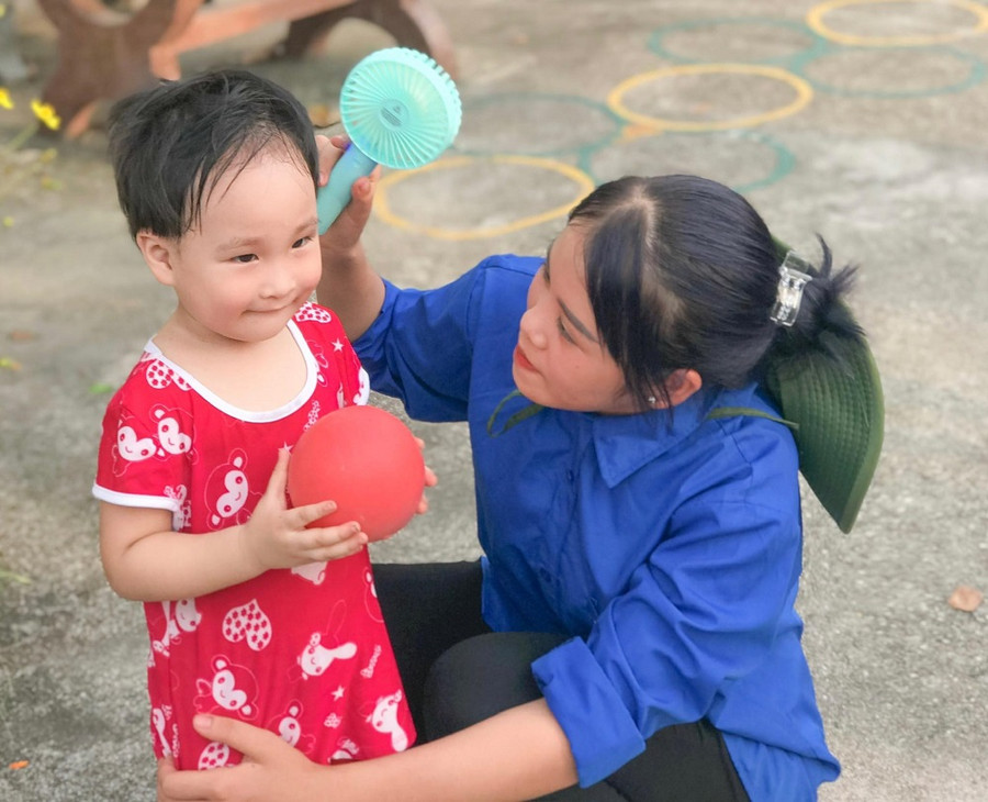 Sinh viên Ma Thị Hương tích cực góp sức tham gia các chương trình tình nguyện. Sinh viên Ma Thị Hương tích cực góp sức tham gia các chương trình tình nguyện.