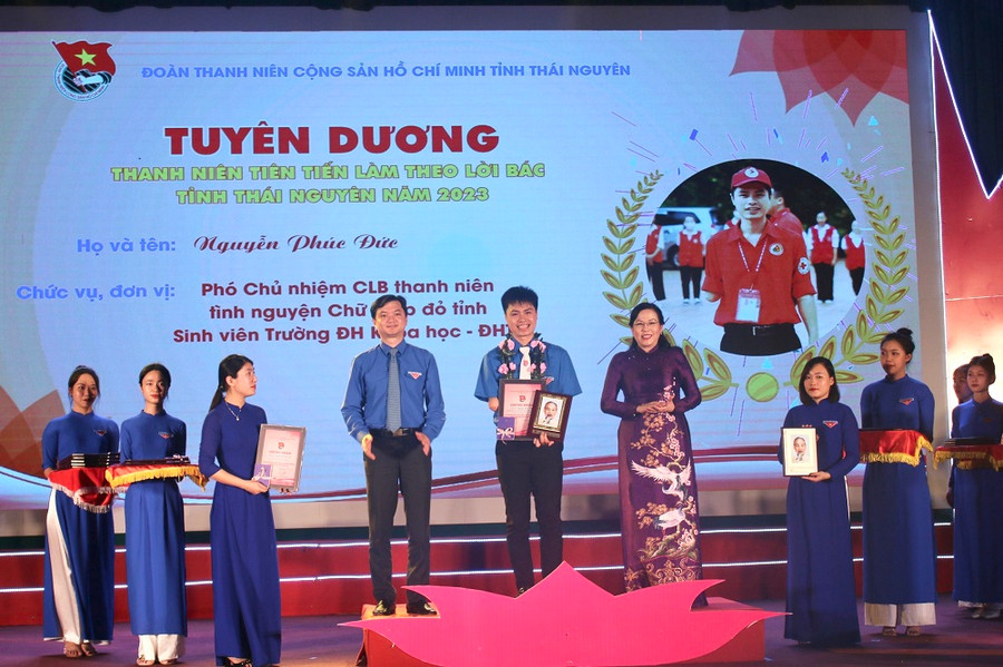 Bà Nguyễn Thanh Hải, Ủy viên Ban chấp hành Trung ương Đảng, Bí thư Tỉnh ủy, Trưởng đoàn Đại biểu Quốc hội tỉnh và ông Nguyễn Minh Triết, Bí thư Trung ương Đoàn trao Giấy chứng nhận cho những tấm gương thanh niên tiên tiến làm theo lời Bác. Bà Nguyễn Thanh Hải, Ủy viên Ban chấp hành Trung ương Đảng, Bí thư Tỉnh ủy, Trưởng đoàn Đại biểu Quốc hội tỉnh và ông Nguyễn Minh Triết, Bí thư Trung ương Đoàn trao Giấy chứng nhận cho những tấm gương thanh niên tiên tiến làm theo lời Bác.