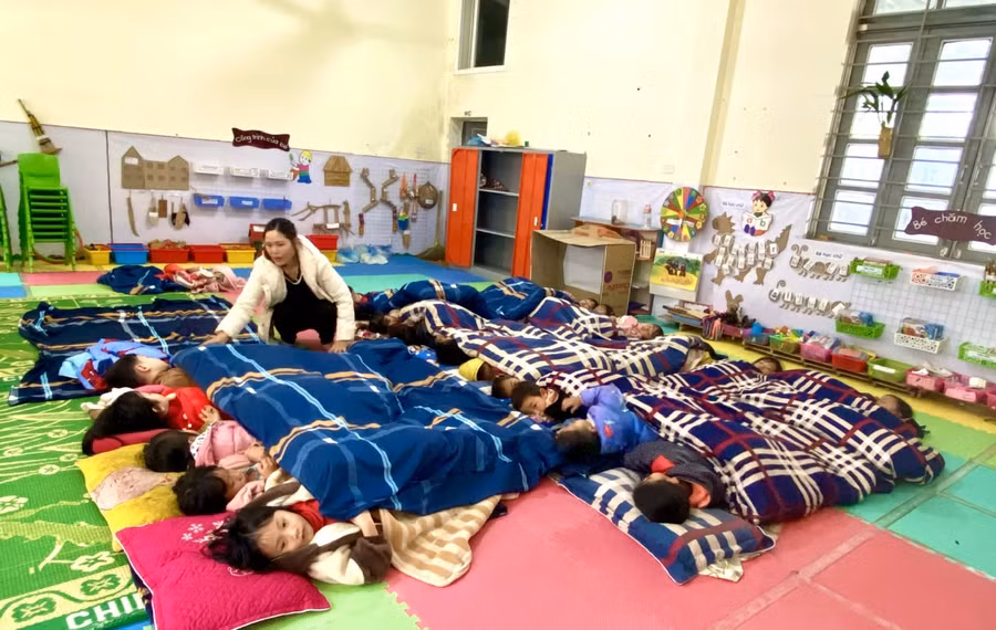 Trường Mầm non xã Dào San tăng cường giữ ấm cho trẻ khi nhiệt độ giảm sâu.