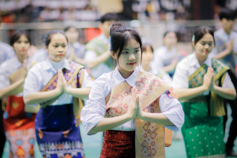 Chương trình văn nghệ của học sinh các tỉnh Bắc Lào tại Lễ khai mạc. Chương trình văn nghệ của học sinh các tỉnh Bắc Lào tại Lễ khai mạc.