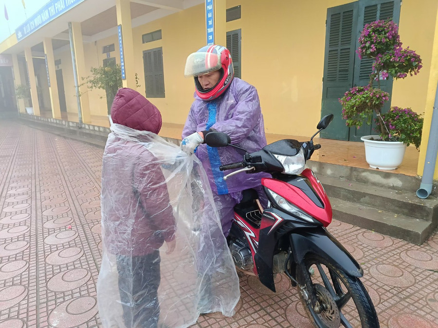 Phụ huynh Trường PTDTBT Tiểu học Tả Ngảo đón con về nhà tránh rét. Phụ huynh Trường PTDTBT Tiểu học Tả Ngảo đón con về nhà tránh rét.