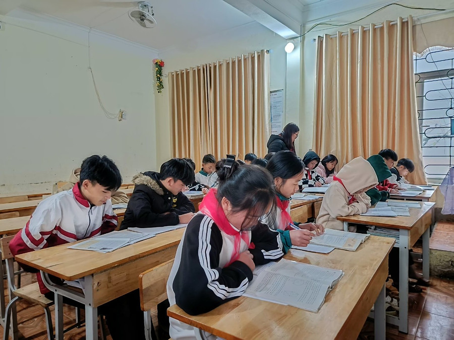 Học sinh Trường PTDTBT THCS Tả Ngảo vẫn lên lớp ôn bài. Học sinh Trường PTDTBT THCS Tả Ngảo vẫn lên lớp ôn bài.