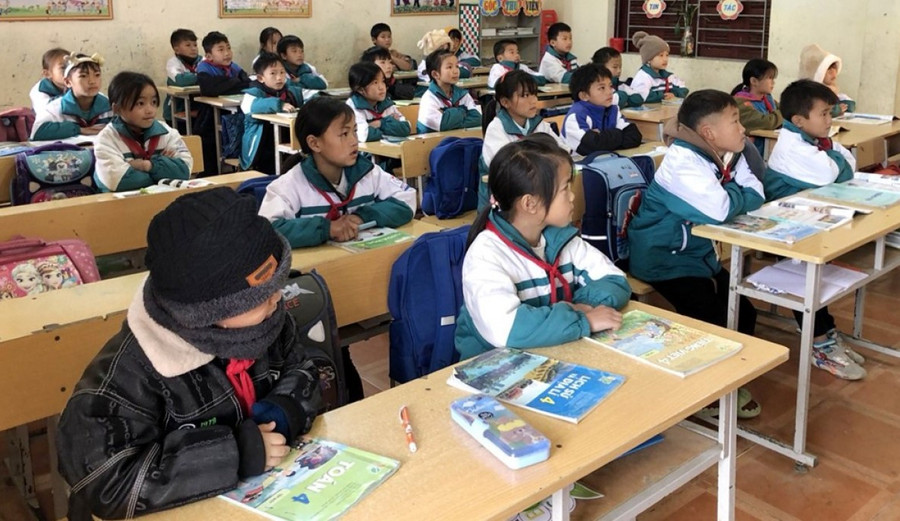 Học sinh được nhắc nhở mặc đủ ấm khi đến trường.