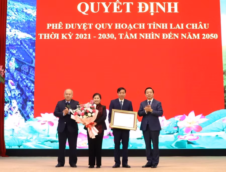 Phó Thủ tướng Trần Hồng Hà (ngoài cùng bên phải) cùng Thứ trưởng Bộ Kế hoạch và Đầu tư Đỗ Thành Trung (bên trái) trao Quyết định Phê duyệt Quy hoạch tỉnh Lai Châu thời kỳ 2021 - 2030, tầm nhìn đến năm 2050.