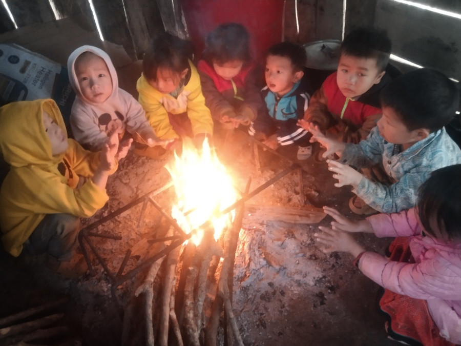 Phòng GD&ĐT huyện Sìn Hồ chỉ đạo không được đốt bếp củi trong không gian kín. Phòng GD&ĐT huyện Sìn Hồ chỉ đạo không được đốt bếp củi trong không gian kín.