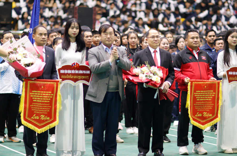 Ông Vừ A Bằng - Phó Chủ tịch UBND tỉnh Điện Biên trao cờ lưu niệm cho các đoàn tham dự. Ông Vừ A Bằng - Phó Chủ tịch UBND tỉnh Điện Biên trao cờ lưu niệm cho các đoàn tham dự.