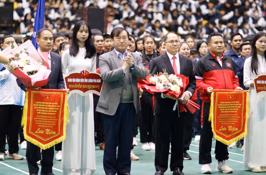 Ông Vừ A Bằng - Phó Chủ tịch UBND tỉnh Điện Biên trao cờ lưu niệm cho các đoàn tham dự.