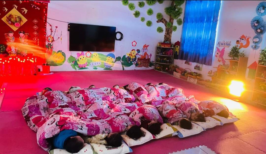 Trẻ ở Trường Mầm non Phìn Ngan, huyện Bát Xát được sưởi ấm trong những ngày trời rét.