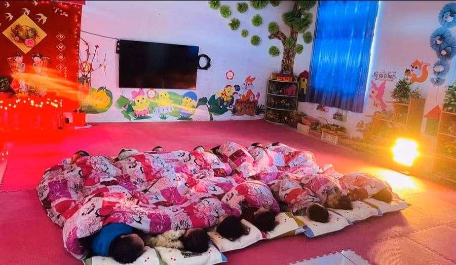 Trẻ ở Trường Mầm non Phìn Ngan, huyện Bát Xát được sưởi ấm trong những ngày trời rét.