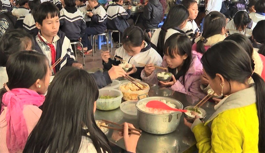 Khẩu phần ăn đảm bảo đủ dinh dưỡng cho học sinh.