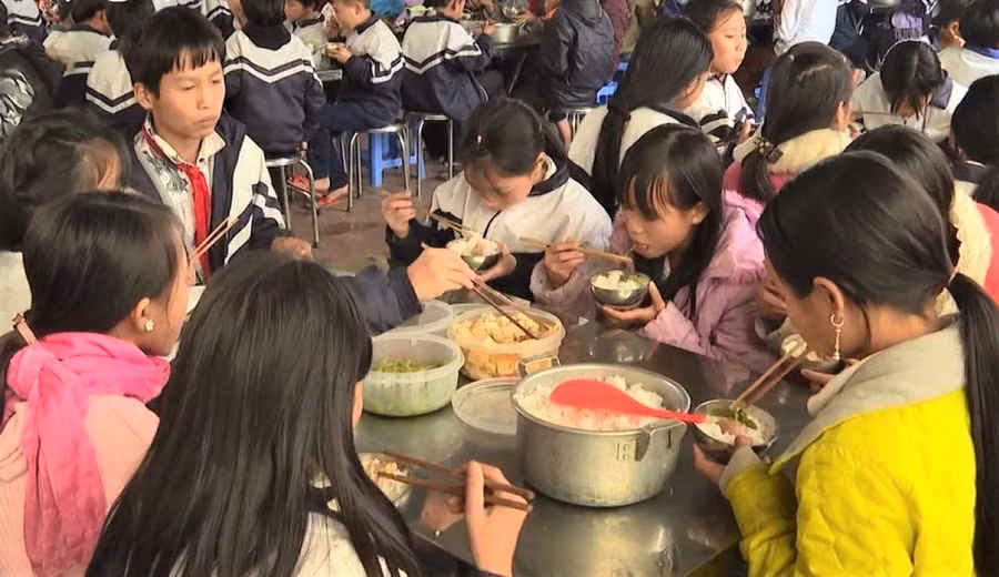 Khẩu phần ăn đảm bảo đủ dinh dưỡng cho học sinh.