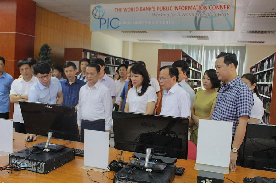 Các đại biểu thăm quan Trung tâm số Đại học Thái Nguyên