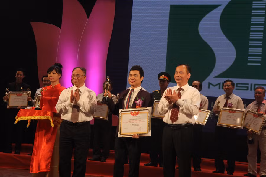 Thầy Đào Tiến Lợi (thứ 3 từ trái qua, hàng trên) tại lễ vinh danh Nhân tài đất Việt năm 2015
