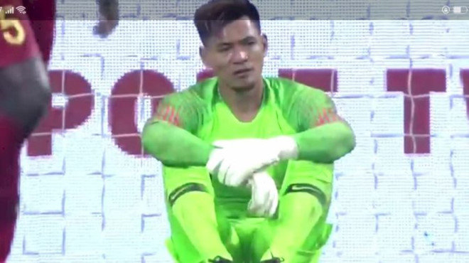 Hendrawan - người thay thế Andritany, cũng mắc sai lầm ngớ ngẩn dẫn đến thảm bại trước UAE