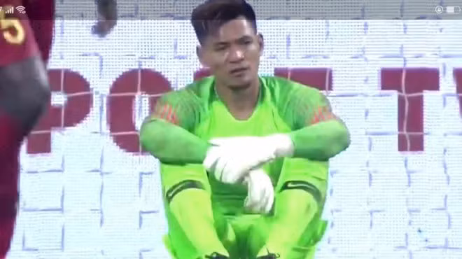 Hendrawan - người thay thế Andritany, cũng mắc sai lầm ngớ ngẩn dẫn đến thảm bại trước UAE