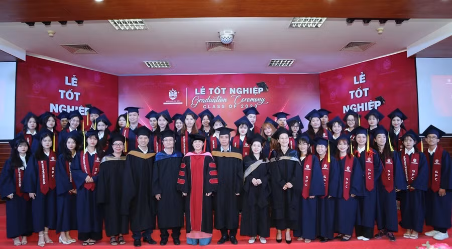 Các sinh viên Trường Trung cấp Bách Khoa Sài Gòn trong ngày vui tốt nghiệp. 