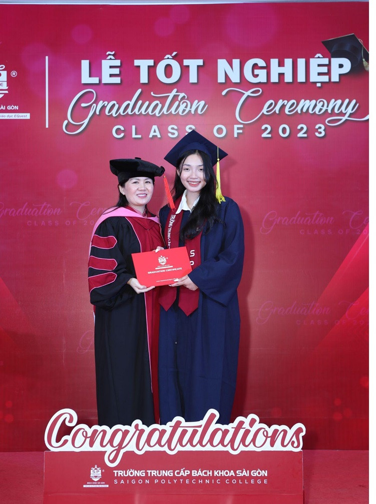 Cô Vũ Thị Ngọc Hà, Hiệu trưởng Trường Trung cấp Bách Khoa Sài Gòn trao bằng tốt nghiệp cho sinh viên. Cô Vũ Thị Ngọc Hà, Hiệu trưởng Trường Trung cấp Bách Khoa Sài Gòn trao bằng tốt nghiệp cho sinh viên.