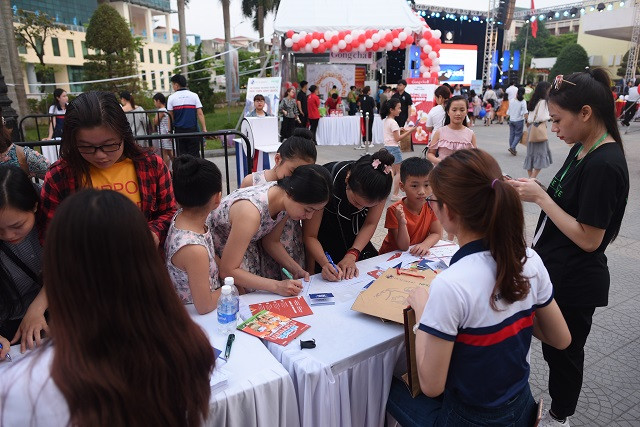 Phụ huynh và học sinh đăng ký thông tin với UK