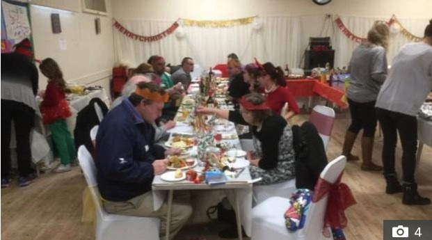 Một phụ nữ mời hàng nghìn người lạ tới dự tiệc Giáng sinh