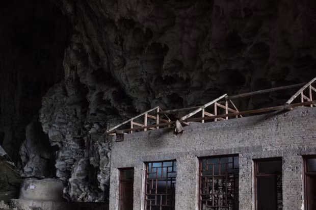 Ngôi làng đặc biệt của Trung Quốc: Khép kín hoàn toàn trong một hang động khổng lồ, chứa một trường học và khu du lịch sinh thái - Ảnh 6.