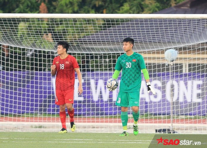 3 niềm hy vọng mới của HLV Park Hang Seo ở giải U23 châu Á 2020 ảnh 2 Thủ môn Văn Toản đứng dậy mạnh mẽ sau sai lầm.