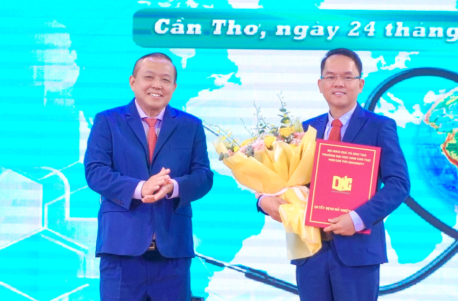 Ông Nguyễn Tiến Dũng (bên trái), Chủ tịch Hội đồng Trường ĐH Nam Cần Thơ, trao quyết định bổ nhiệm chức Trưởng Khoa Y quốc tế DNC. Ông Nguyễn Tiến Dũng (bên trái), Chủ tịch Hội đồng Trường ĐH Nam Cần Thơ, trao quyết định bổ nhiệm chức Trưởng Khoa Y quốc tế DNC.