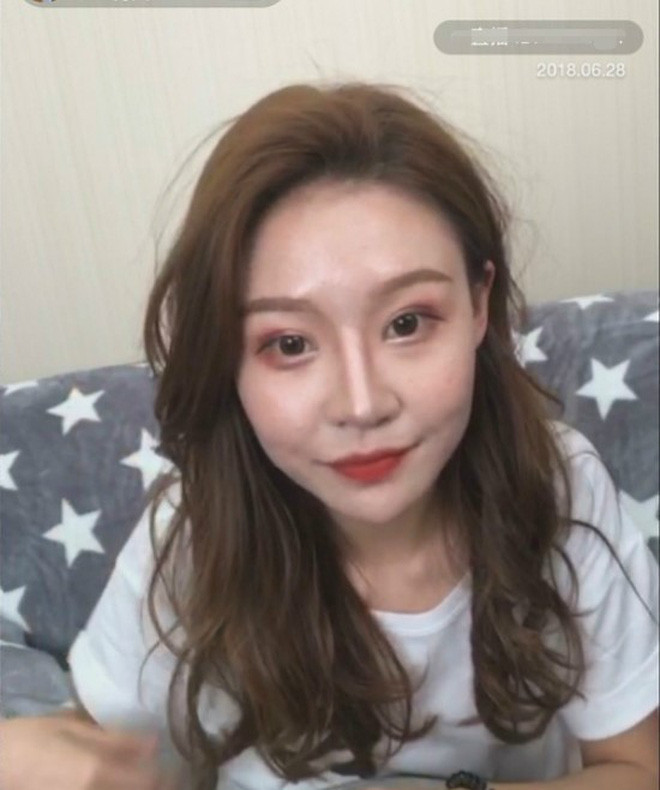 Lỡ tay tắt nhầm filter làm đẹp lúc livestream, hot girl Trung Quốc mất hơn trăm ngàn lượt follow vì để lộ nhan sắc thật - Ảnh 5. Lỡ tay tắt nhầm filter làm đẹp lúc livestream, hot girl Trung Quốc mất hơn trăm ngàn lượt follow vì để lộ nhan sắc thật - Ảnh 5.