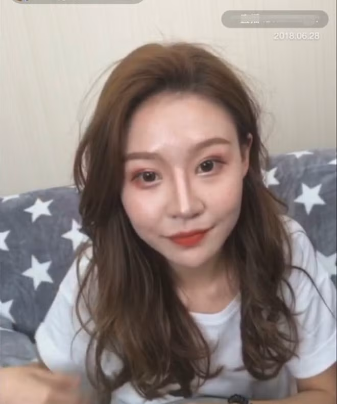Lỡ tay tắt nhầm filter làm đẹp lúc livestream, hot girl Trung Quốc mất hơn trăm ngàn lượt follow vì để lộ nhan sắc thật - Ảnh 5.