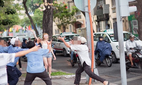 Lái siêu xe rải tiền trên phố: 300 tỷ rơi như lá vàng, dân tranh nhau Lái siêu xe rải tiền trên phố: 300 tỷ rơi như lá vàng, dân tranh nhau