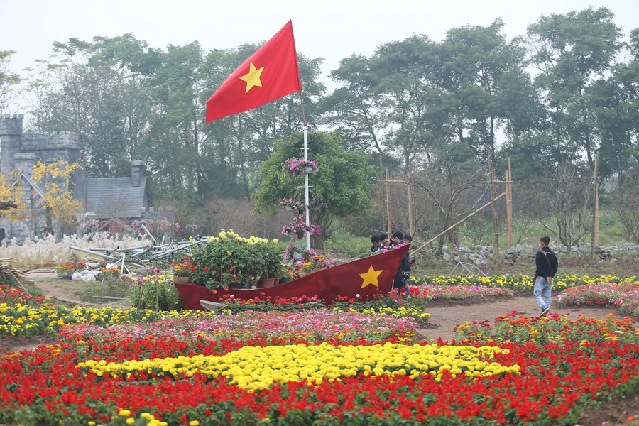 Anh Hùng cũng đã làm 1 con thuyền hoa với ý nghĩa Việt Nam vươn mình ra biển lớn để cổ vũ tinh thần cho đội tuyển. Anh Hùng cũng đã làm 1 con thuyền hoa với ý nghĩa Việt Nam vươn mình ra biển lớn để cổ vũ tinh thần cho đội tuyển.