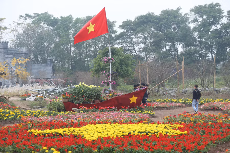 Anh Hùng cũng đã làm 1 con thuyền hoa với ý nghĩa Việt Nam vươn mình ra biển lớn để cổ vũ tinh thần cho đội tuyển.