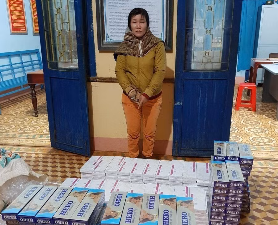 Tuyết cùng tang vật tại cơ quan công an.