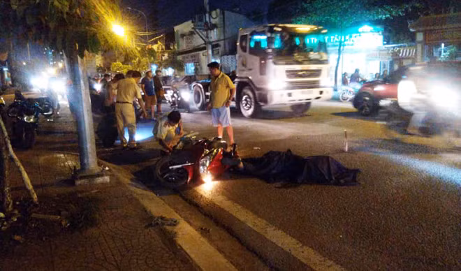 Nguoi dan truy duoi tai xe container bo chay sau khi tong chet nguoi o TP.HCM hinh anh 1