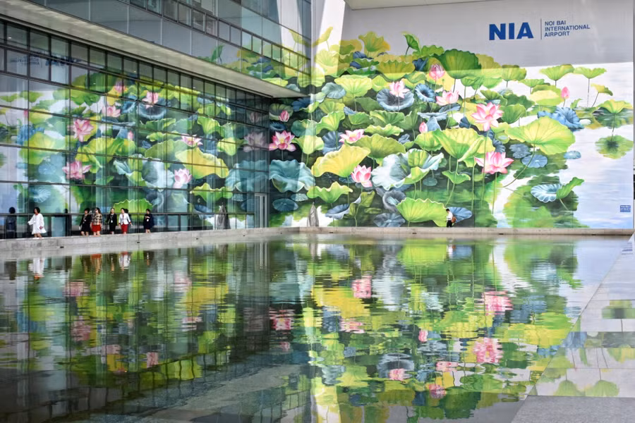 Quốc hoa chào đón du khách tại Cảng Hàng không Nội Bài
