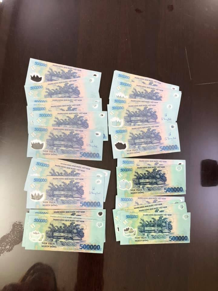 Số tiền giả là tang vật vụ án bị cảnh sát thu giữ. Số tiền giả là tang vật vụ án bị cảnh sát thu giữ.