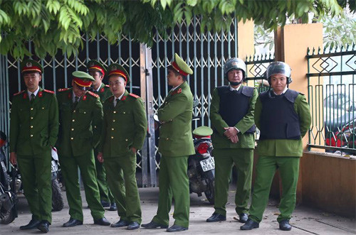 Cảnh sát bảo vệ phiên tòa trong sáng 8/1. Ảnh: Phạm Dự