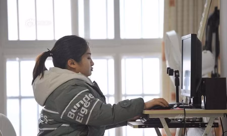 Chàng trai vượt 1000 cây số mỗi ngày để chăm sóc bạn gái cao 1,2m